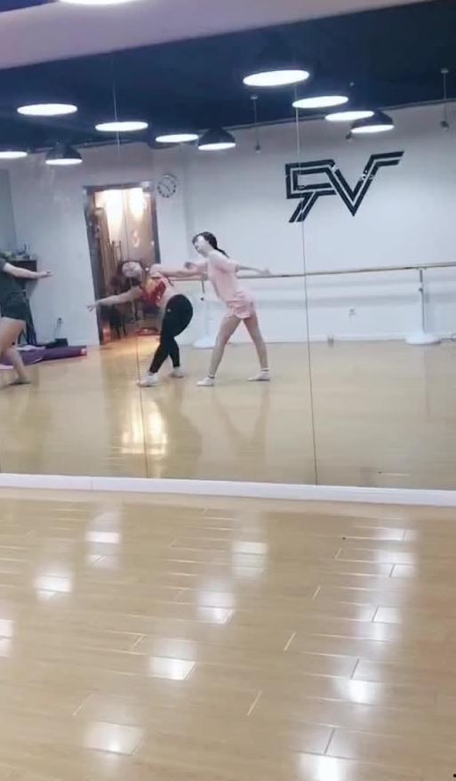 跳舞吃瓜事件最新视频在线观看