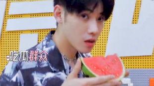 东北帅哥吃瓜事件