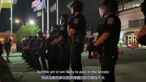 美国警官吃瓜事件